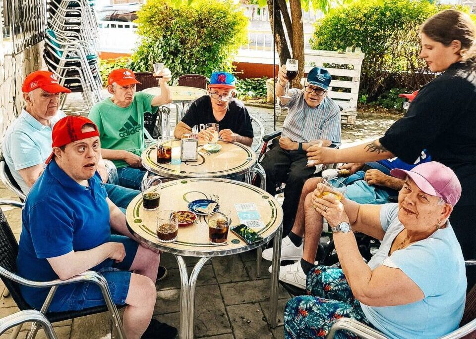 Grupo de personas disfrutando en una mesa al aire libre en Camponaraya