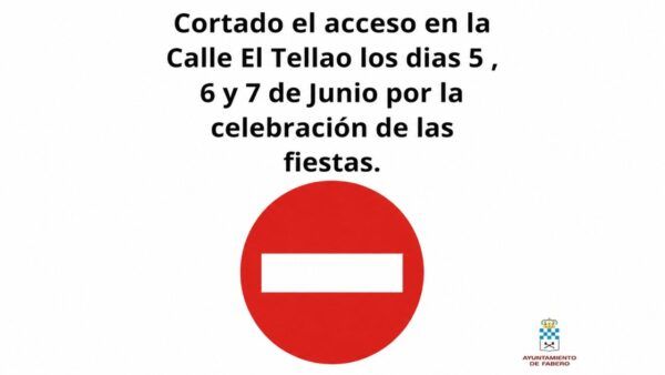 Cartel informativo sobre el corte de tráfico en la calle El Tellado por fiestas.