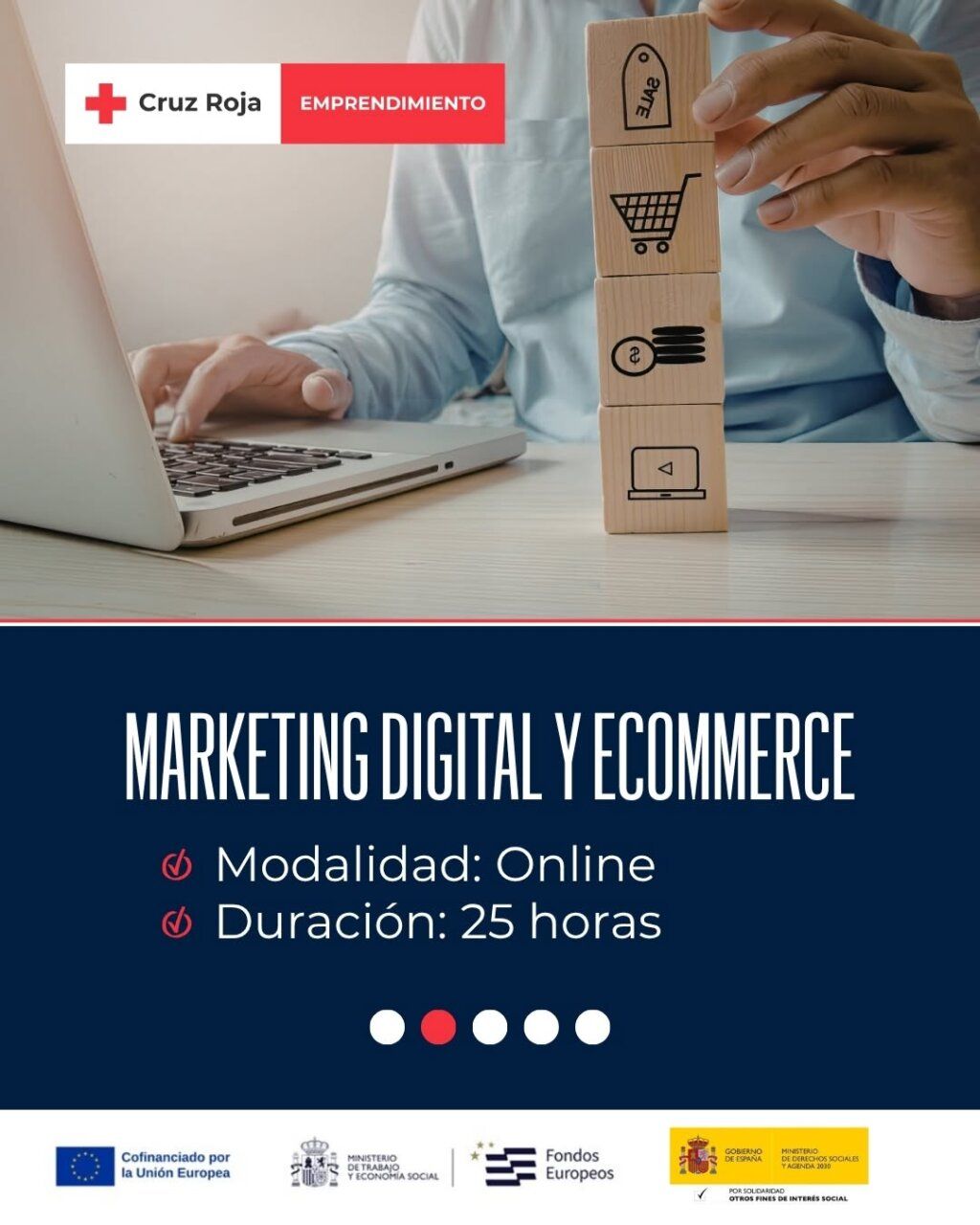 Persona usando laptop con bloques de madera sobre marketing digital