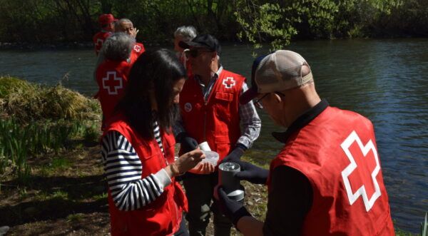 Voluntarios de Cruz Roja realizando limpieza en el río Torío