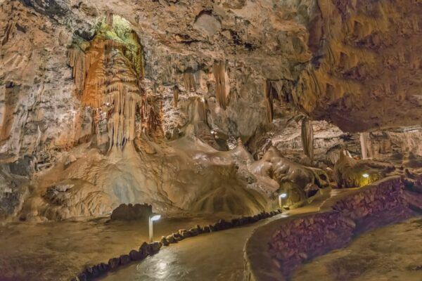 Interior de la Cueva de Valporquero con formaciones geológicas impresionantes