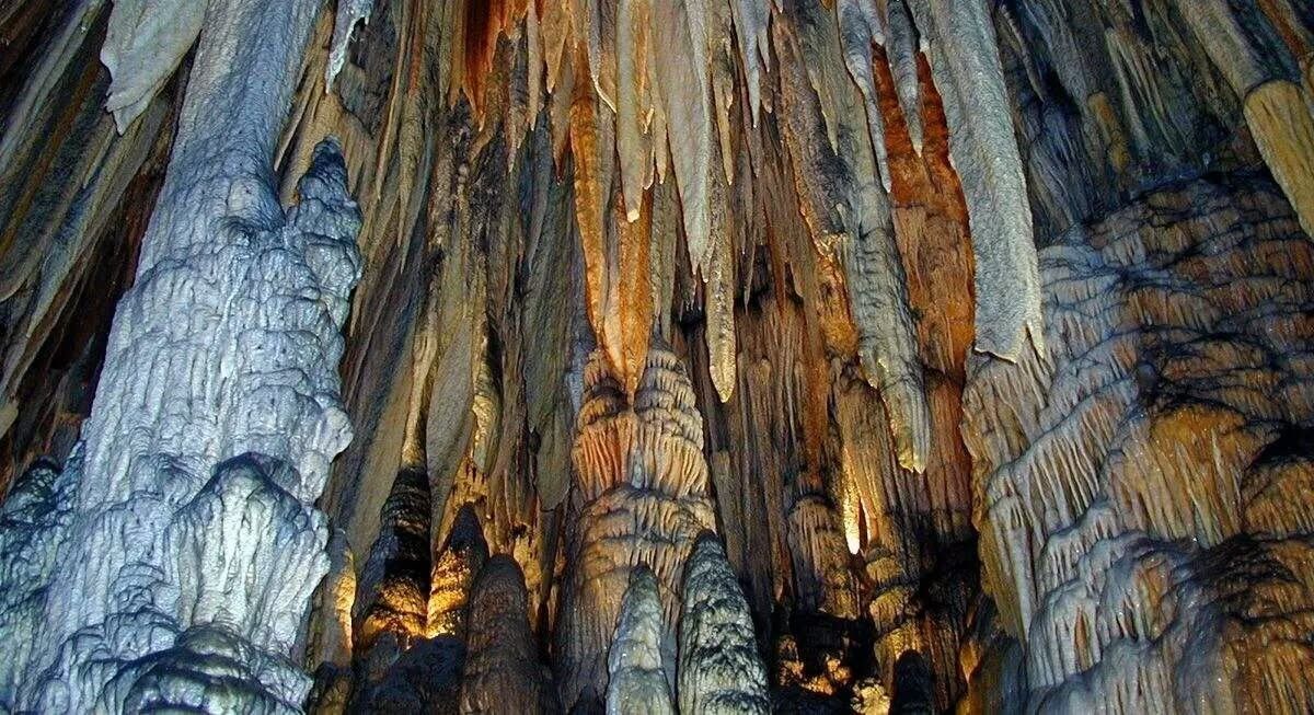 Formaciones de estalactitas en la Cueva de Valporquero