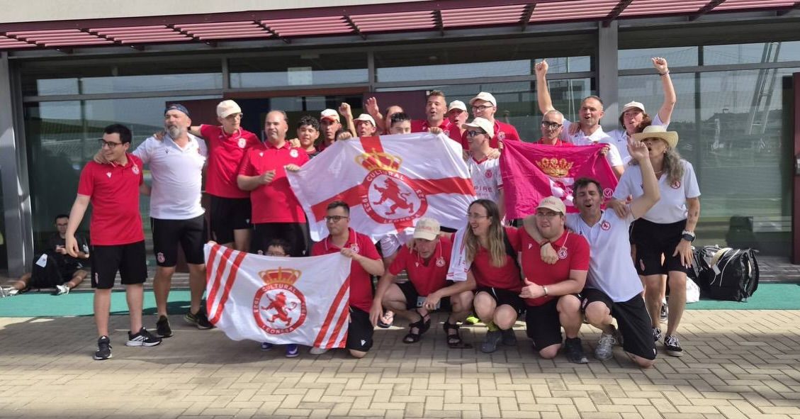 Equipo de la Cultural y Deportiva Leonesa celebrando su victoria en LaLiga Genuine