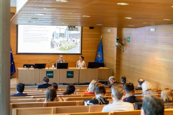 Reunión en la UNED sobre educación superior a distancia con participantes y presentadores.