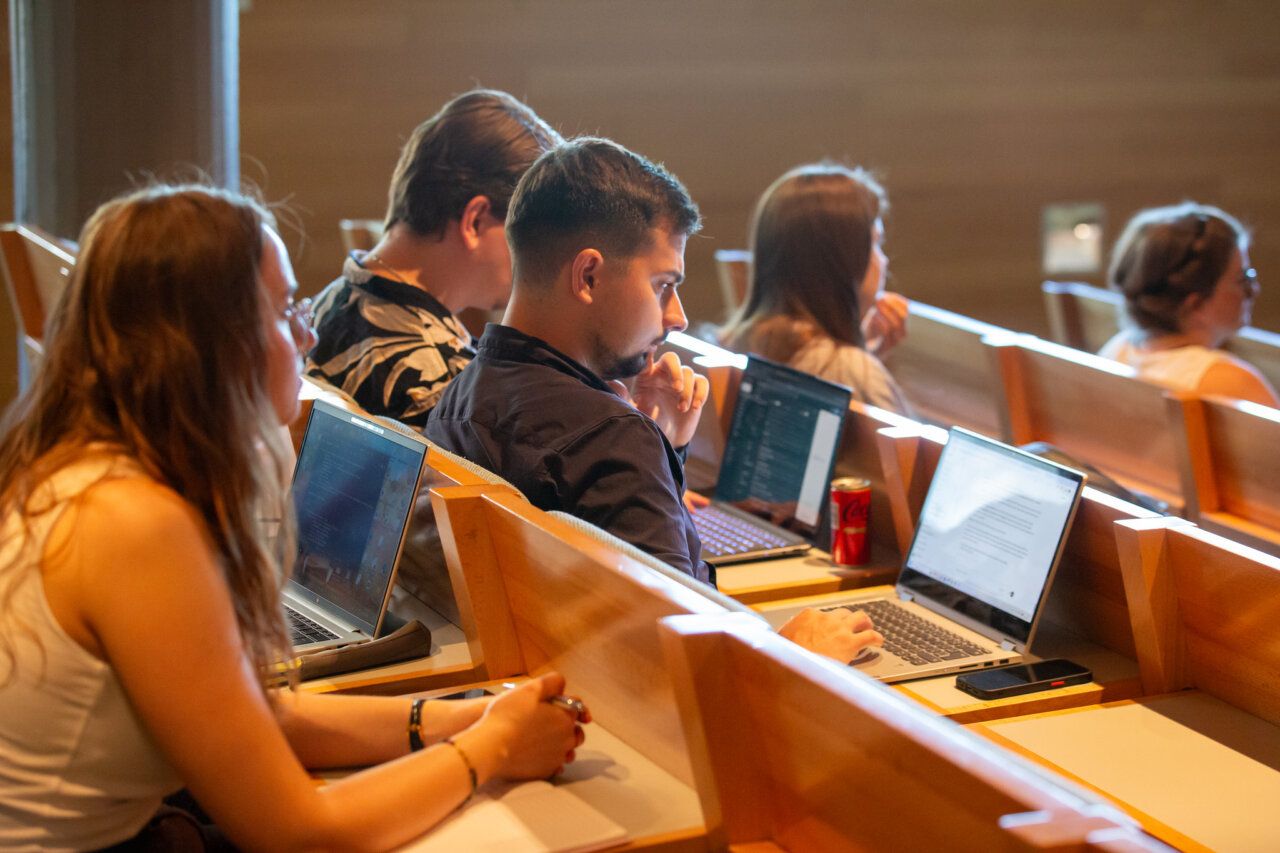 Estudiantes en un aula durante un debate sobre educación superior