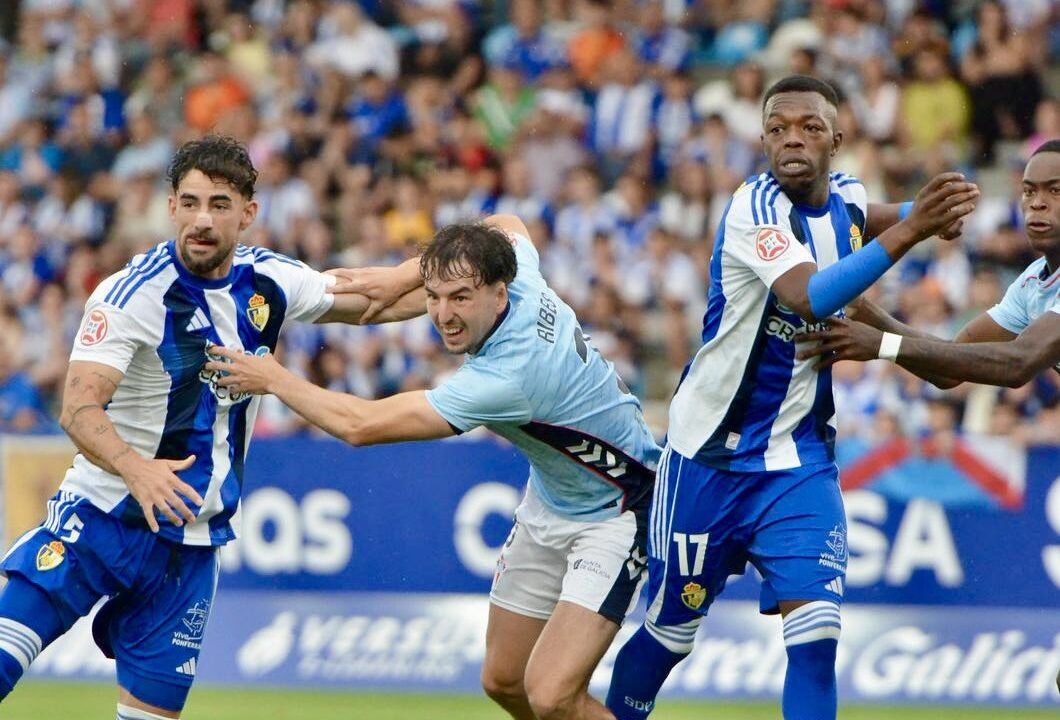 Jugadores de SD Ponferradina y Celta Fortuna en acción durante el partido