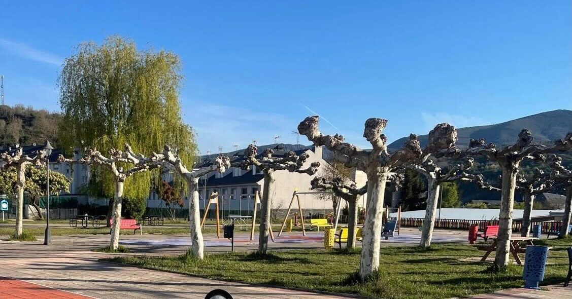 Vista del parque de Toreno con árboles y áreas recreativas