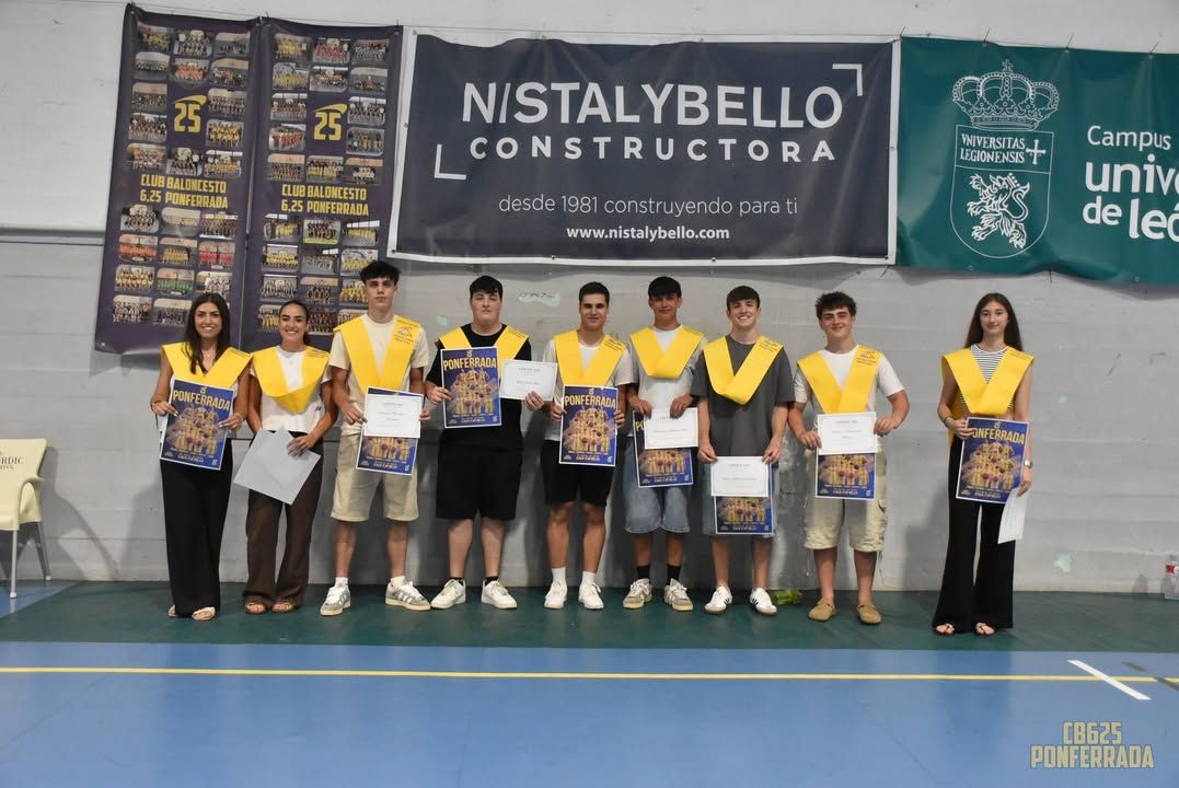 Grupo de jóvenes en la despedida del C.B. 6,25 Ponferrada con diplomas