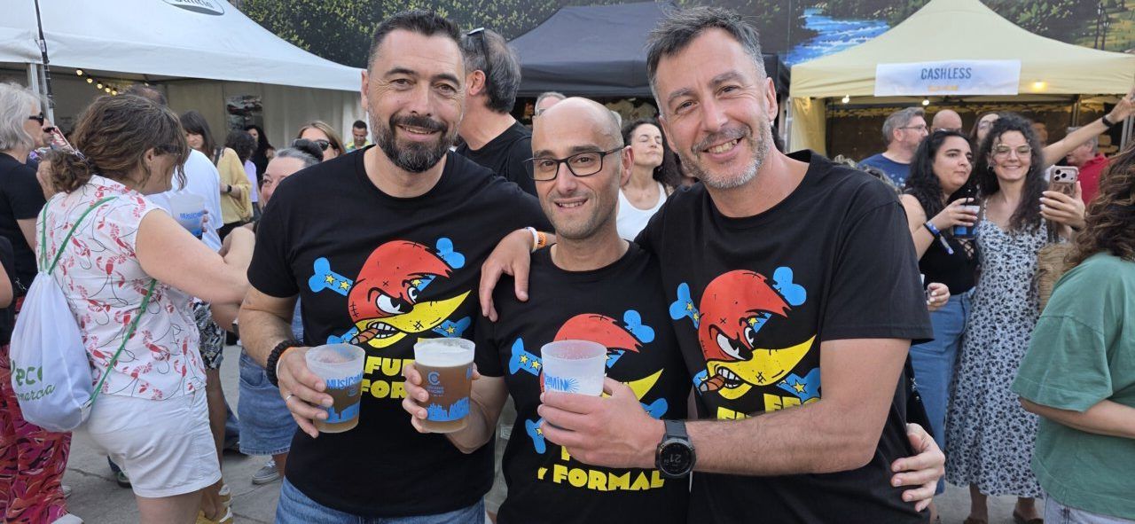 Tres hombres disfrutando en el festival Musicamino 2026 con cervezas
