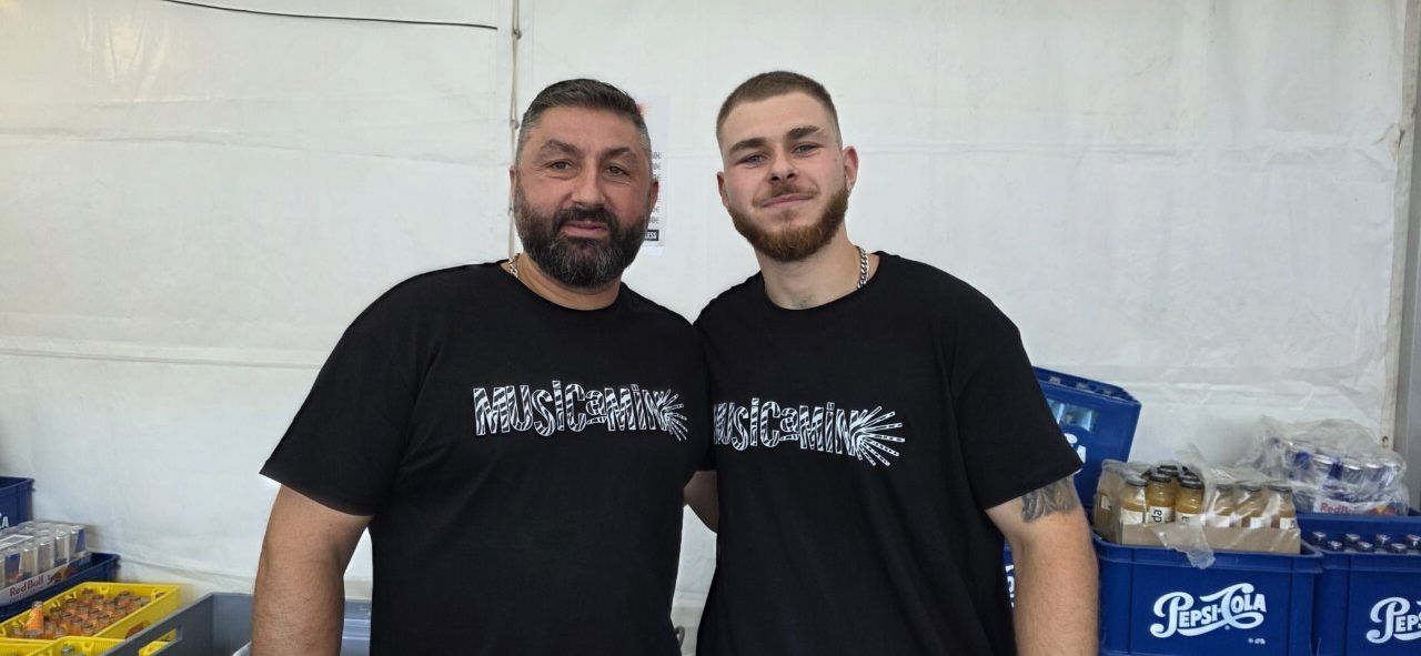 Dos hombres sonriendo en un festival de música en Villafranca del Bierzo