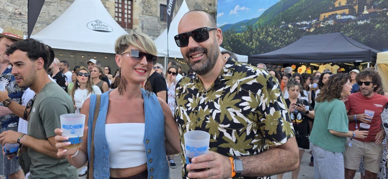 Público disfrutando en el festival Musicamino 2026 con bebidas en mano