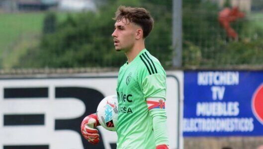 Pablo Barredo, portero, en un partido de fútbol con uniforme verde
