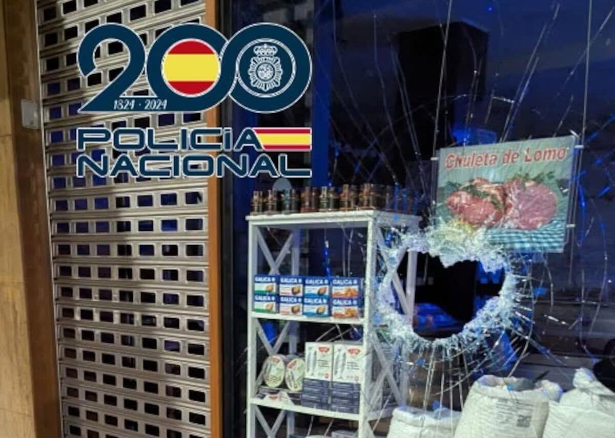 Escaparate de carnicería con daño tras ataque en Ponferrada