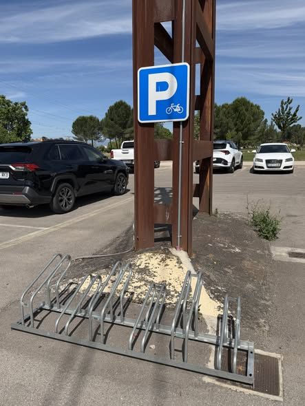 Estacionamiento para bicicletas junto a un cartel de señalización
