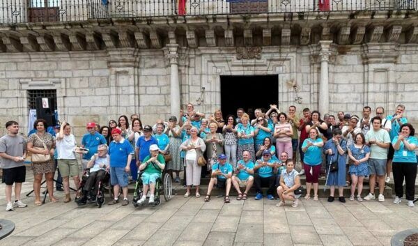 Grupo de personas en Ponferrada celebrando el Día Nacional de las Lenguas de Signos Españolas