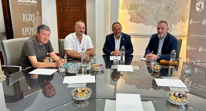 Reunión de la Diputación de León sobre Leitariegos con varios representantes.