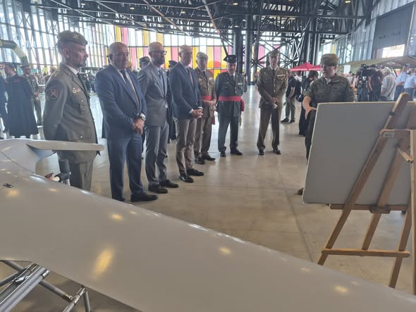 Ceremonia del Día de las Fuerzas Armadas en León con autoridades presentes