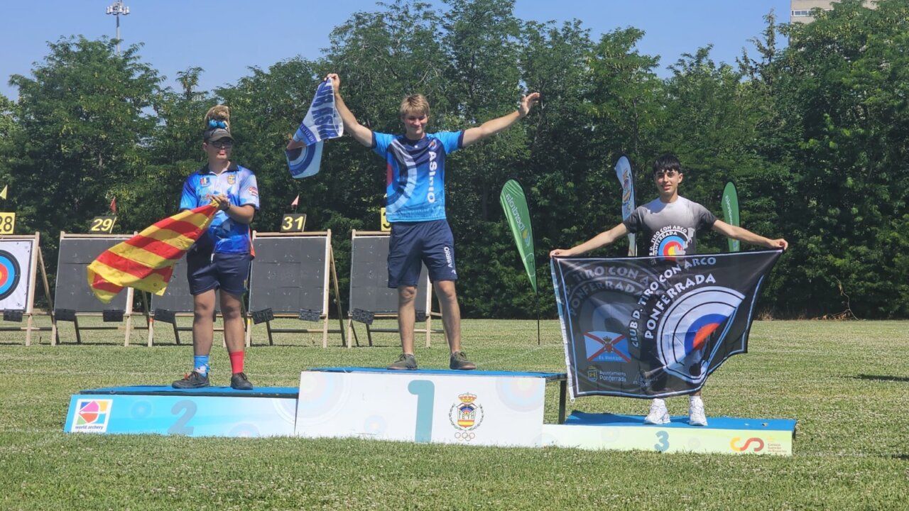 Dos jóvenes arqueros en el podio con medallas y banderas.