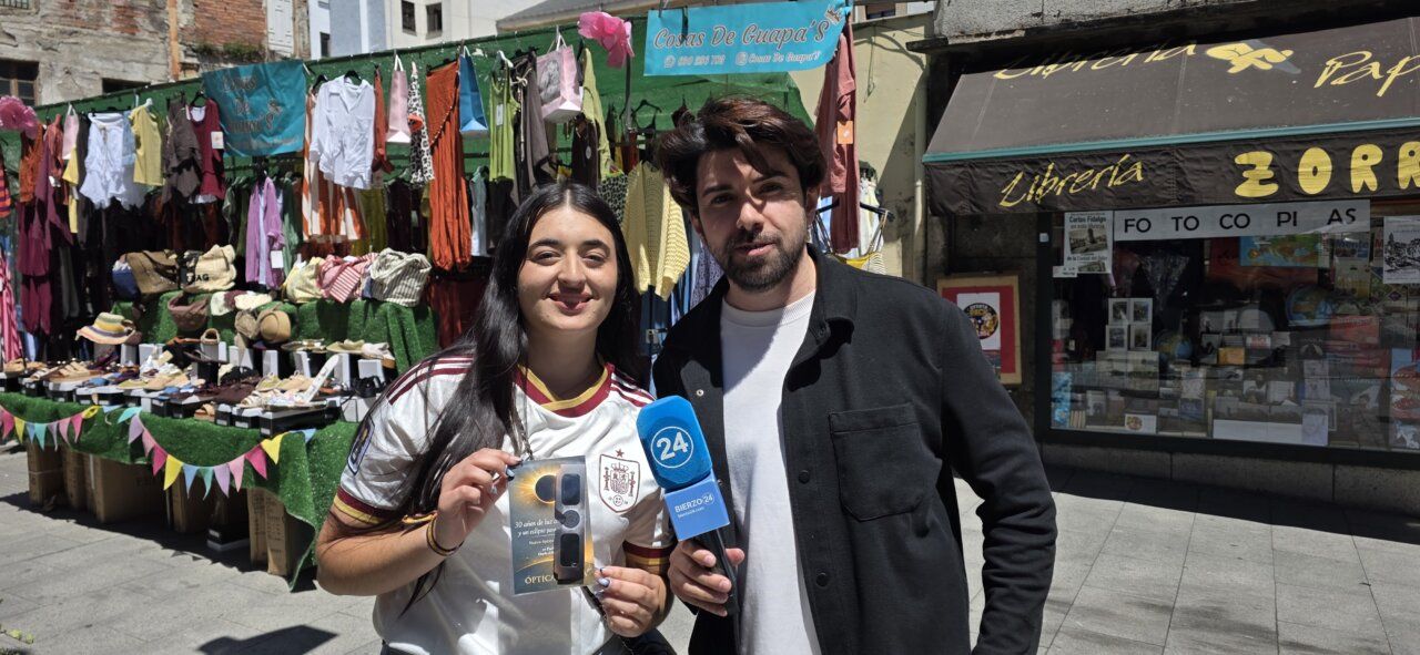 Dos personas sosteniendo gafas de eclipse en Ponferrada