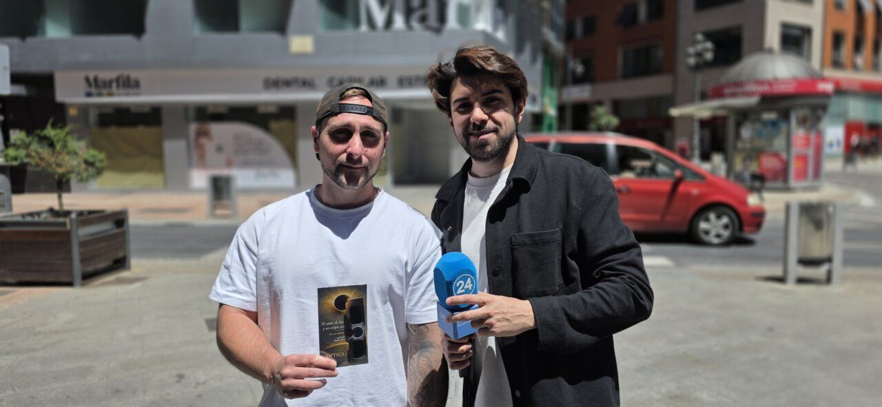 Dos hombres sosteniendo gafas para observar el eclipse en Ponferrada