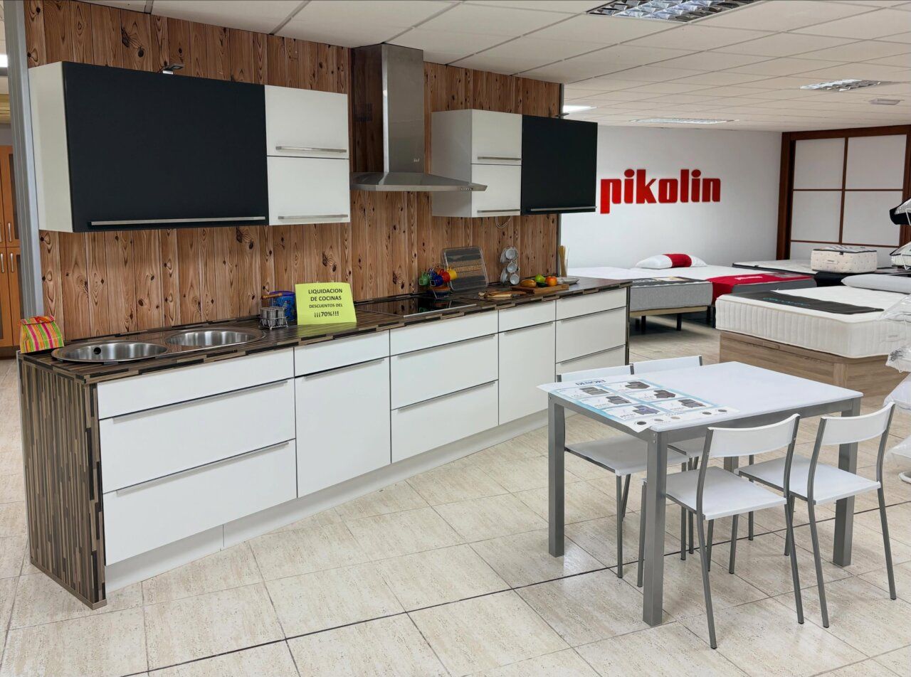 Cocina moderna en exposición con descuentos y mesa de comedor