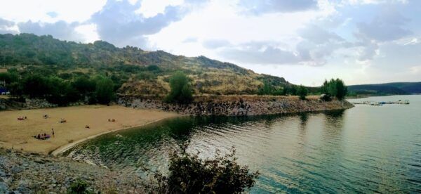 Vista del embalse de Ricobayo con personas en la playa