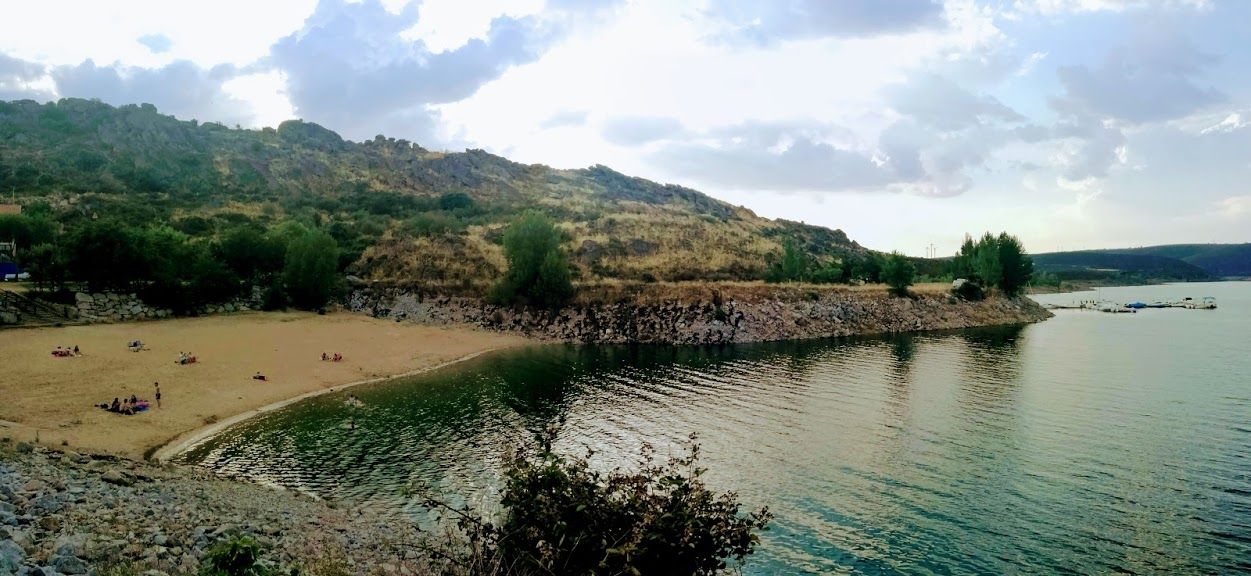 Vista del embalse de Ricobayo con personas en la playa