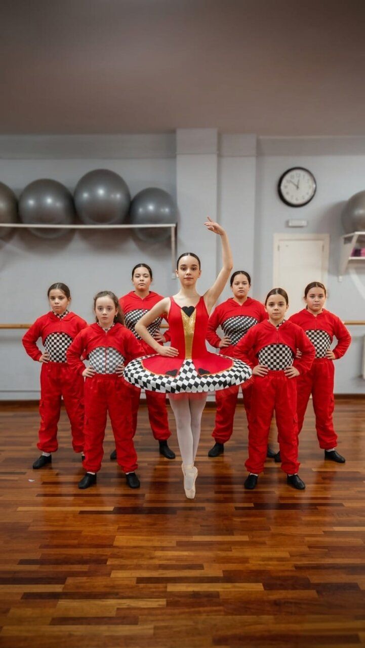 Bailarinas en ensayo para Alicia en el País de las Maravillas