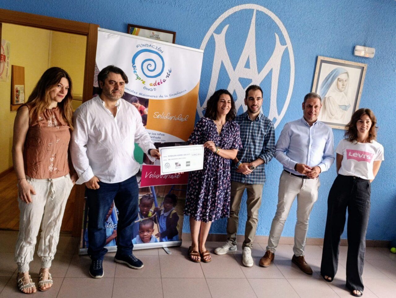 Entrega de cheque a la Fundación Siempre Adelante por miembros de Musarte Berciano.
