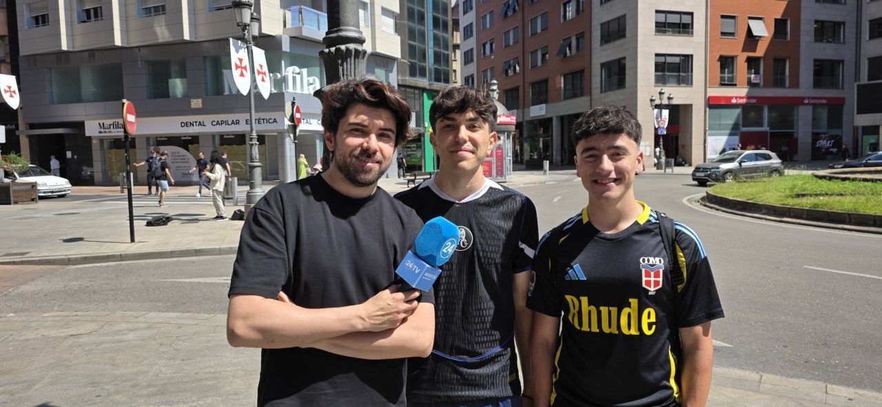 Tres jóvenes aficionados de la Ponferradina en la calle antes del partido