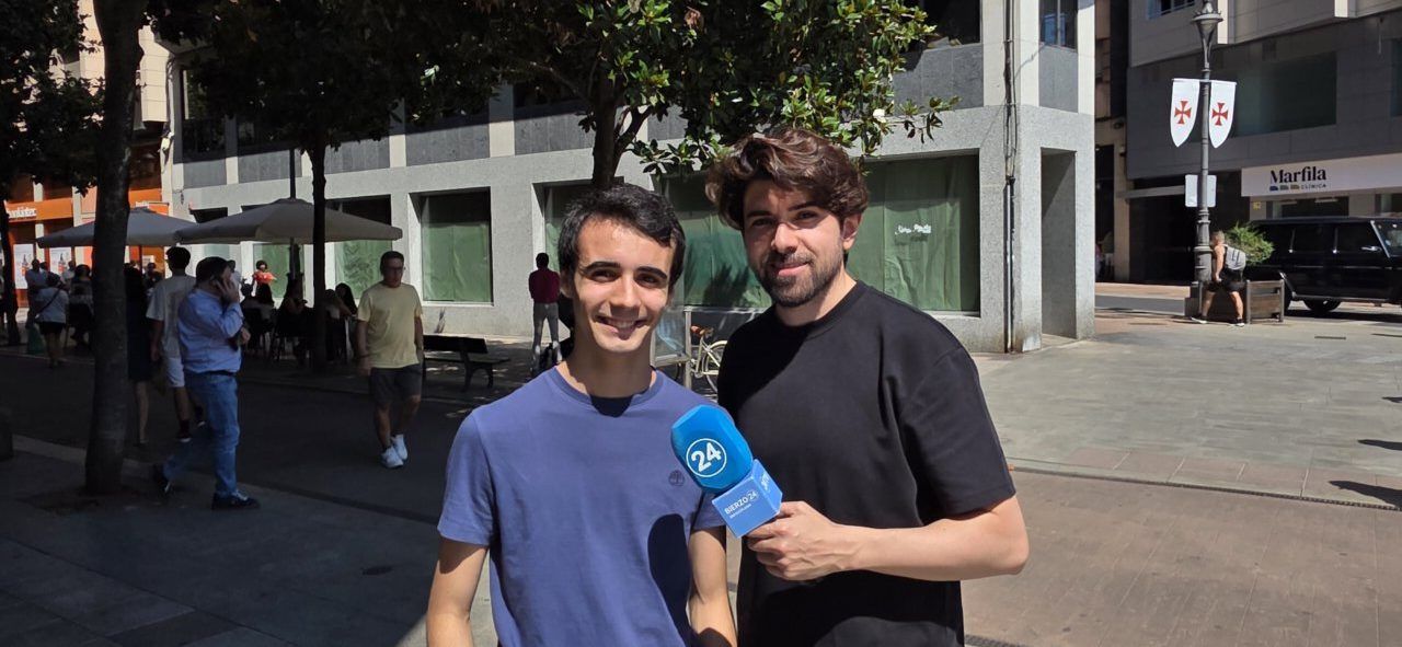 Dos aficionados de la Ponferradina en una entrevista antes del partido