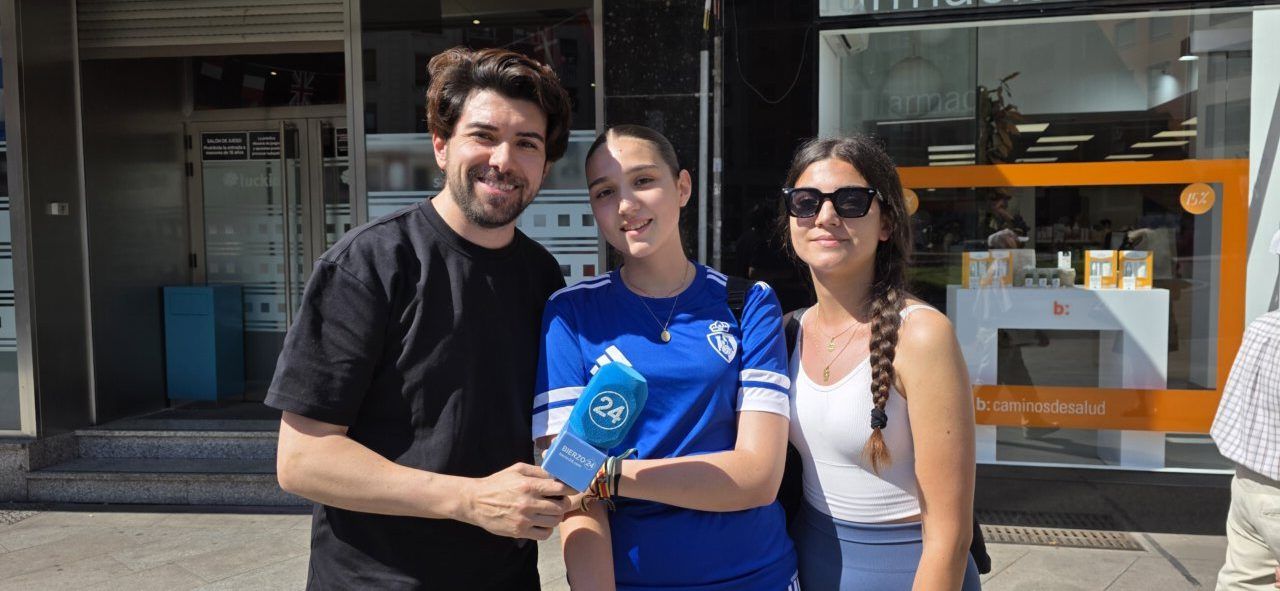 Tres aficionados de la Ponferradina posando antes del partido en Vigo