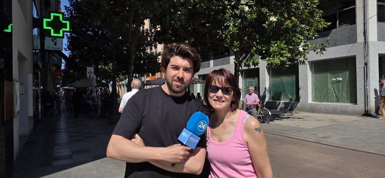 Aficionados de la SD Ponferradina posando para una entrevista en la calle.
