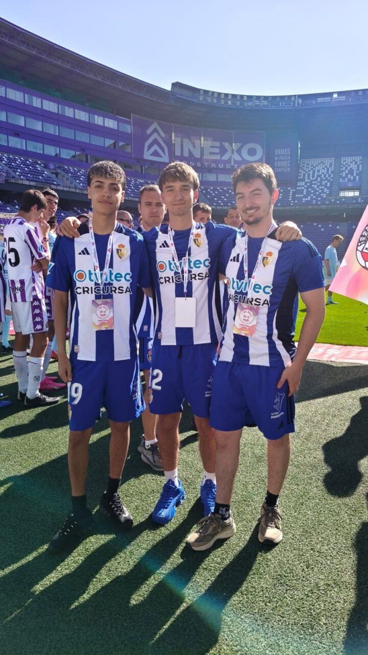 Jugadores del equipo Genuine en el campo durante una jornada inclusiva