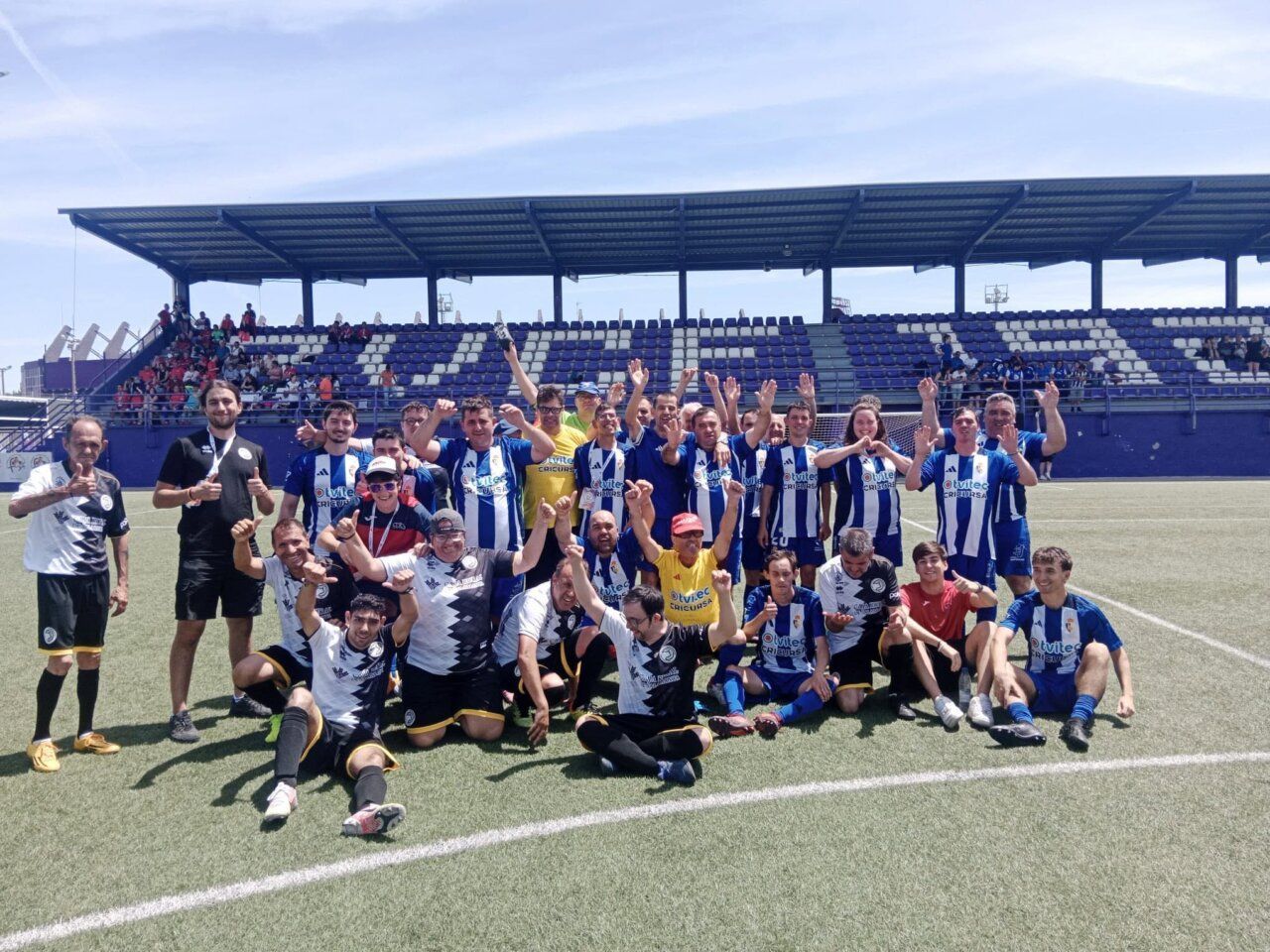 El equipo Genuine celebra en el campo durante la jornada de ‘+ Que Goles’ en Valladolid