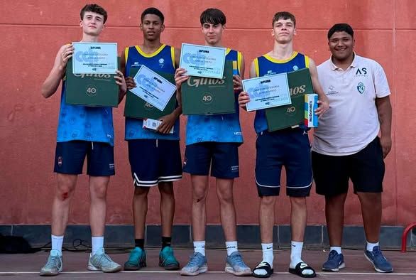 Jugadores de cantera sosteniendo premios en el torneo 3x3 El Rosal