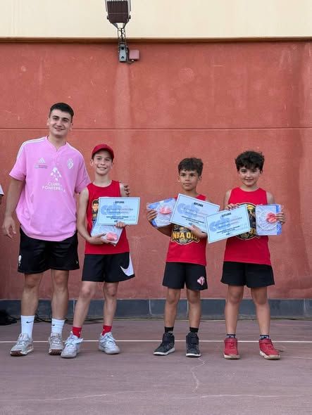 Cuatro jóvenes jugadores con trofeos y certificados en el torneo 3x3 El Rosal