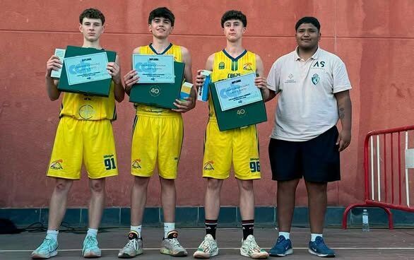 Jugadores de baloncesto con premios en el torneo 3x3 El Rosal