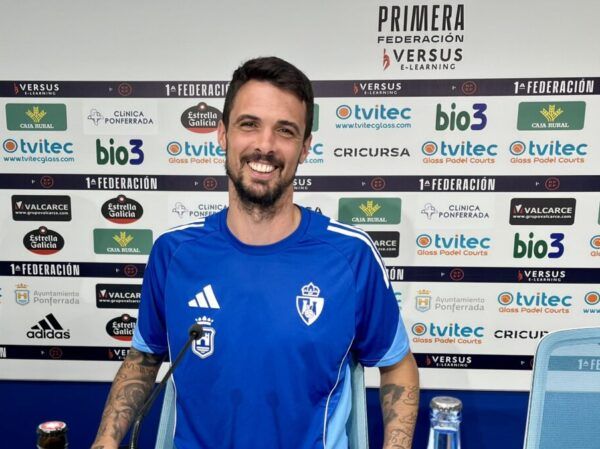 Erik Morán durante una rueda de prensa con la SD Ponferradina