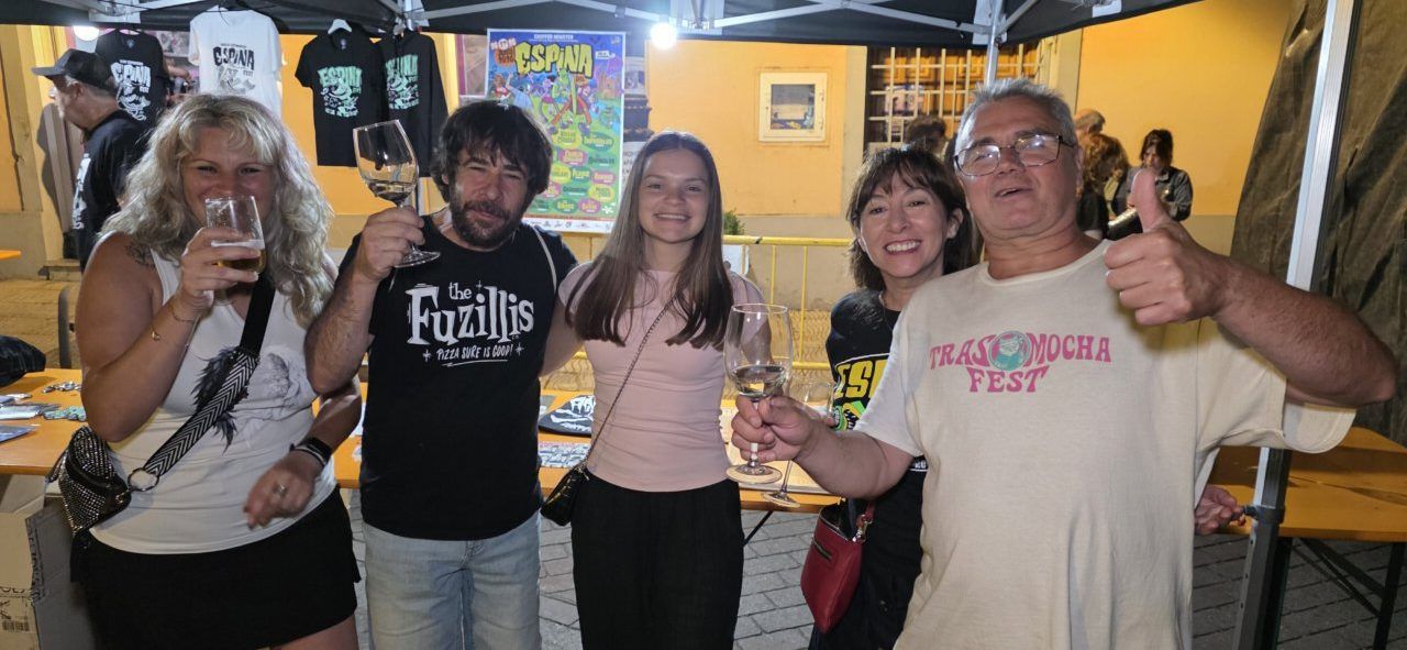 Grupo de amigos disfrutando en el festival Espina con bebidas en mano