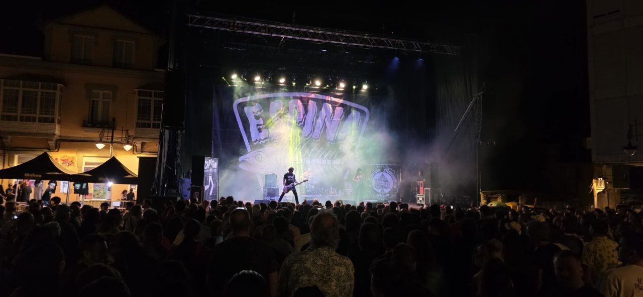 Concierto en el festival Espina con público y luces en la noche