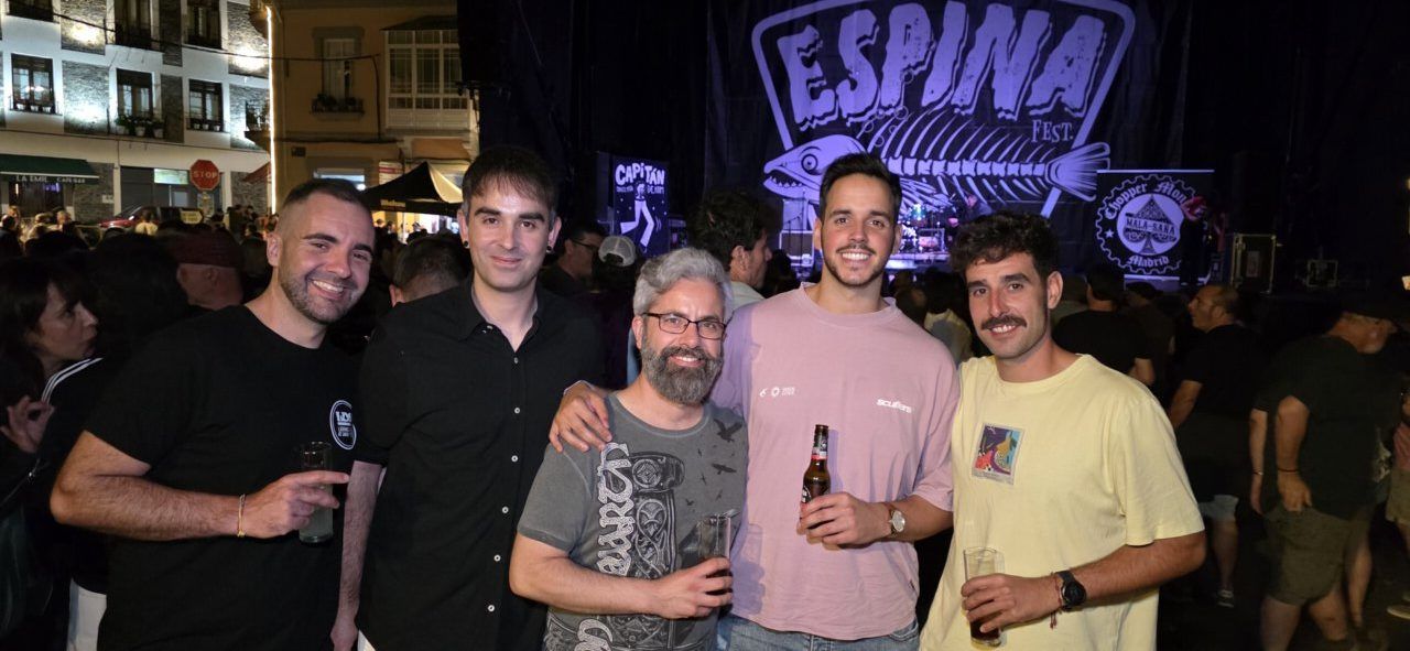 Grupo de amigos disfrutando en el festival Espina Fest 2023