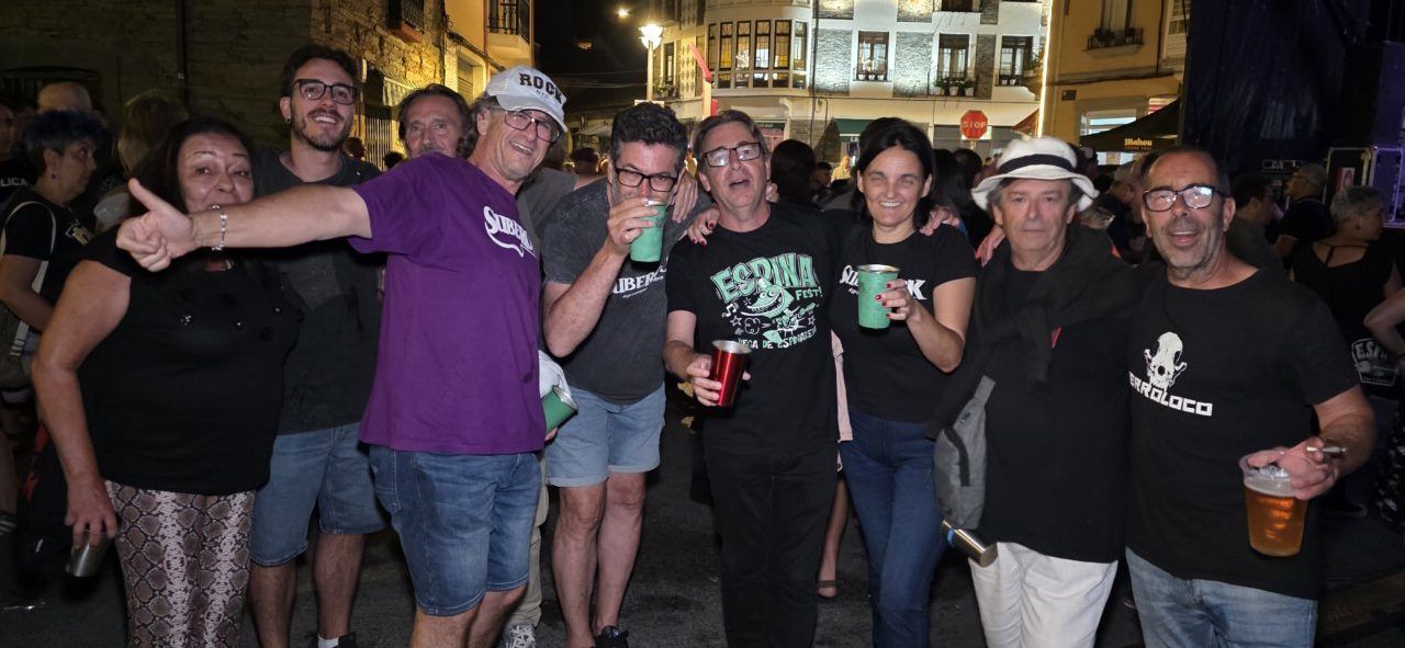 Grupo de personas disfrutando en el festival Espina Fest