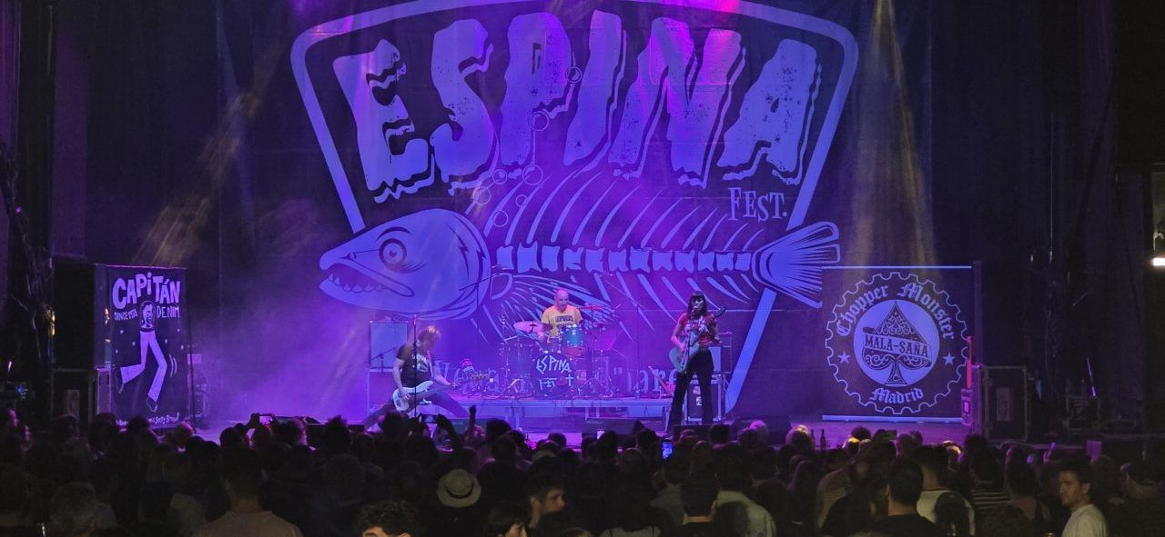 Concierto en el festival Espina con banda en el escenario