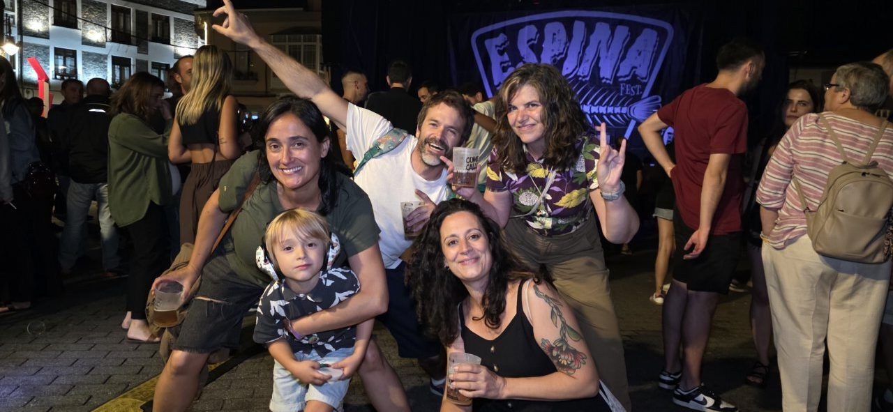 Grupo de amigos disfrutando en el festival Espina con bebidas en mano