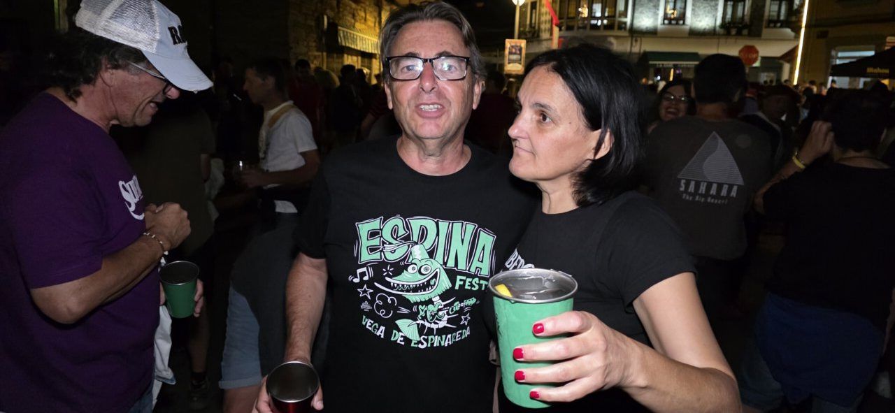 Personas disfrutando en el festival Espina Fest con bebidas en mano.