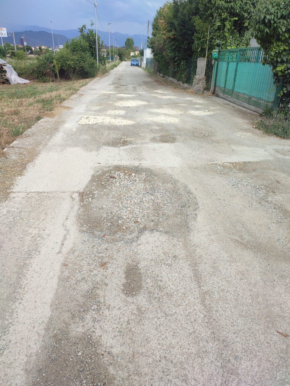 Calle en Ponferrada con baches y deterioro visible