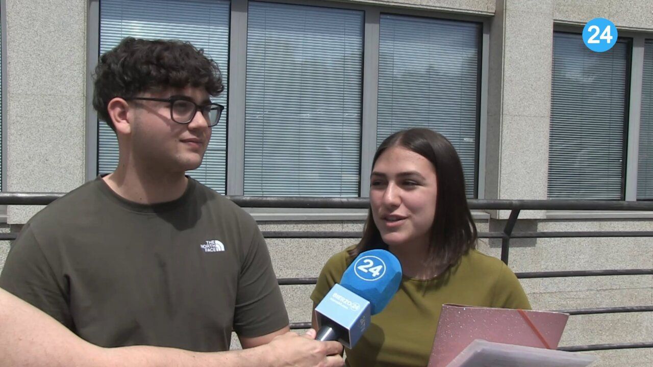 Estudiantes conversando sobre la petición para Medicina en Ponferrada