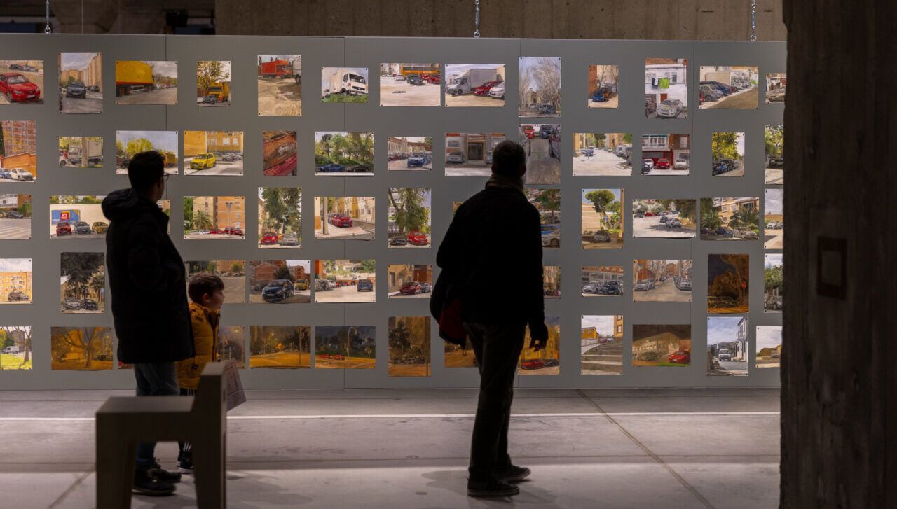 Visitantes observando obras de Félix de la Concha en una exposición