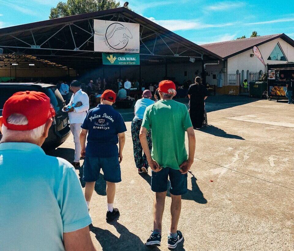 Grupo de personas en la Feria de Antigüedades de Camponaraya bajo un cielo azul